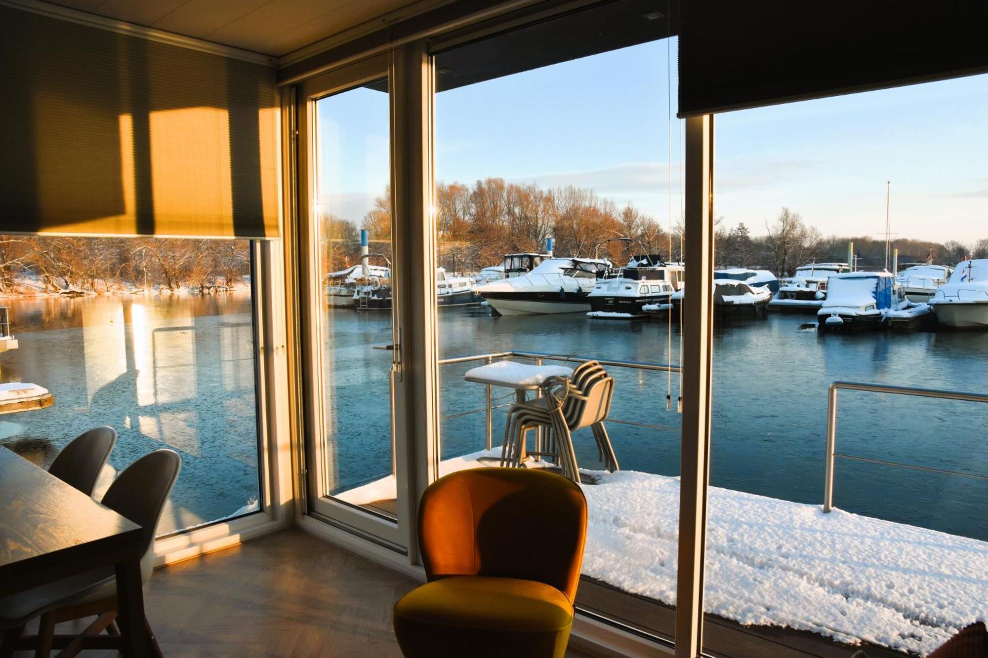 فندق Houseboat Trinidad ماسترخت المظهر الخارجي الصورة